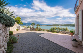 Lovely Apartment In Cizici With House Sea View